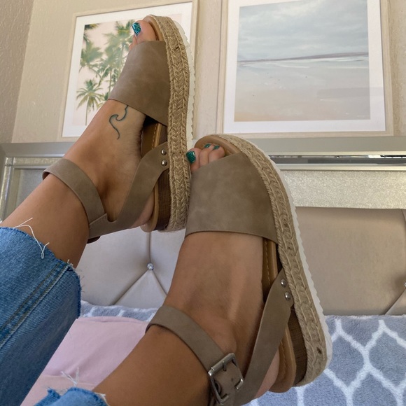 NEW Tan Summer Comfy Platform Sandals with Strap - Picture 2 of 3